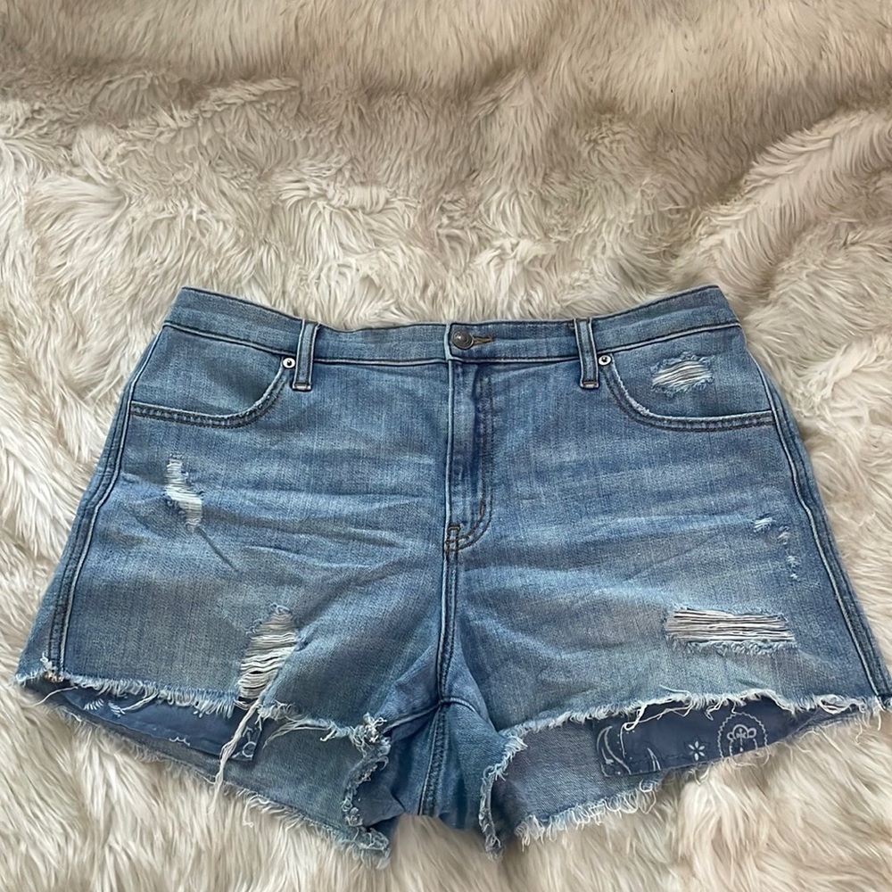 Aerie L distressed denim shorts